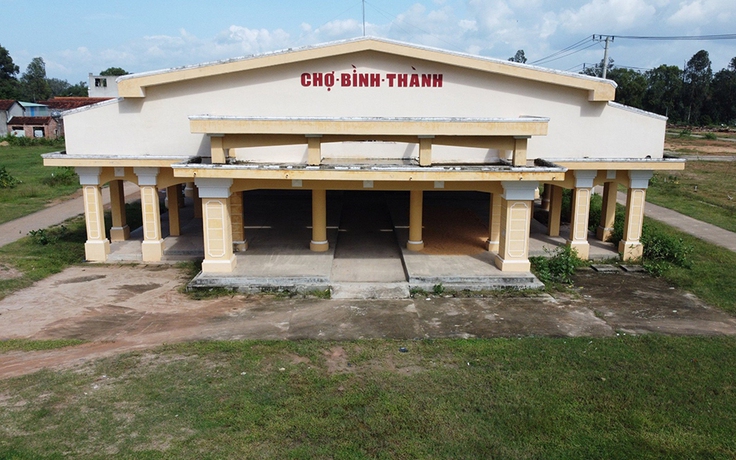 Có chợ mới nhưng người dân vẫn ra đường buôn bán Có chợ mới nhưng người dân vẫn ra đường buôn bán