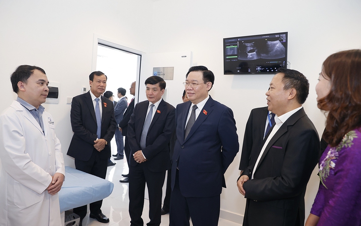 Chủ tịch Quốc hội thăm, làm việc tại Bệnh viện quốc tế La Vie tại Lào