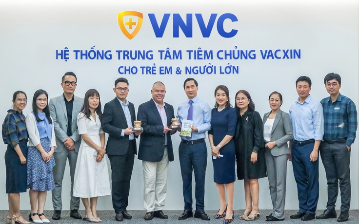 Giáo sư Hiệp sĩ Jonathan Van Tam đến Việt Nam trao đổi về y khoa