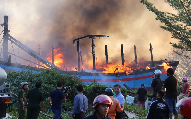 Cháy lớn ở TP.Phan Thiết: Ít nhất 11 tàu cá của ngư dân bị thiêu rụi