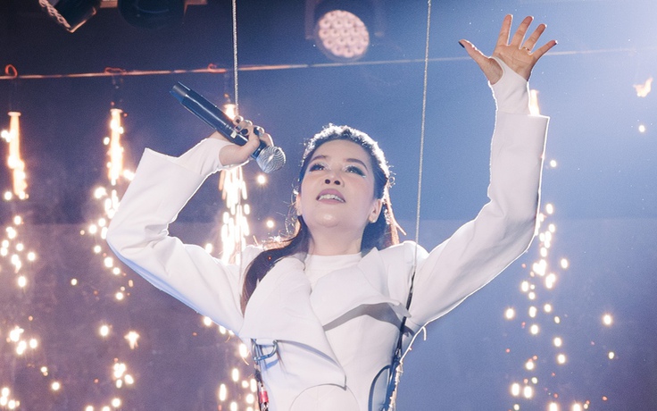 Thu Phương, Lệ Quyên 'bắn' rap, Mỹ Linh nhào lộn trên sân khấu Thu Phương, Lệ Quyên 'bắn' rap, Mỹ Linh nhào lộn trên sân khấu