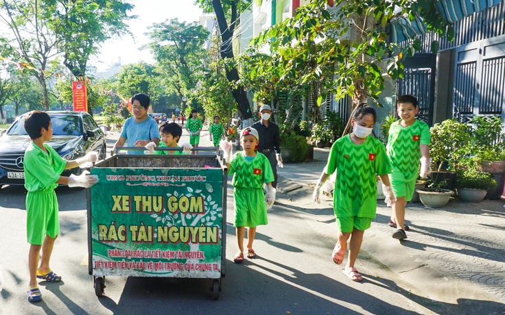 Trẻ đẩy xe đi 'xin rác' để gây quỹ giúp bạn khuyết tật Trẻ đẩy xe đi 'xin rác' để gây quỹ giúp bạn khuyết tật