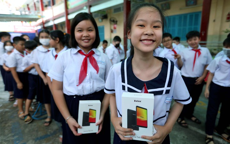 Báo Thanh Niên cùng Tập đoàn công nghệ Xelex trao 400 máy tính bảng cho học sinh