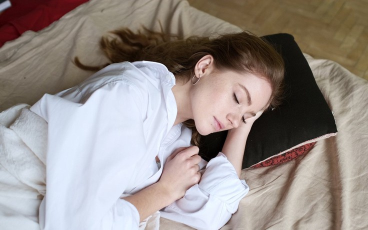 Vì sao không nên đeo khuyên tai khi ngủ?