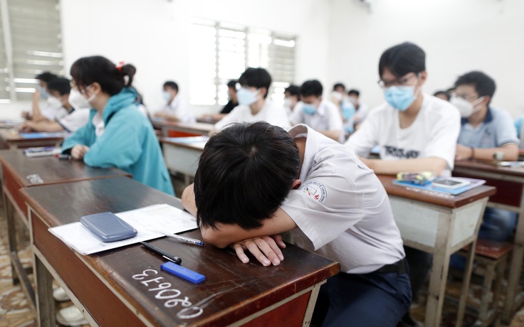 Vì sao học sinh không nên 'xén' thời gian ngủ để ôn thi? Vì sao học sinh không nên 'xén' thời gian ngủ để ôn thi?