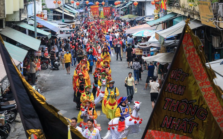 Rằm tháng giêng, hội Nguyên tiêu: Người dân TP.HCM dự lễ 'cung nghinh Quan Thánh Đế Quân xuất du'