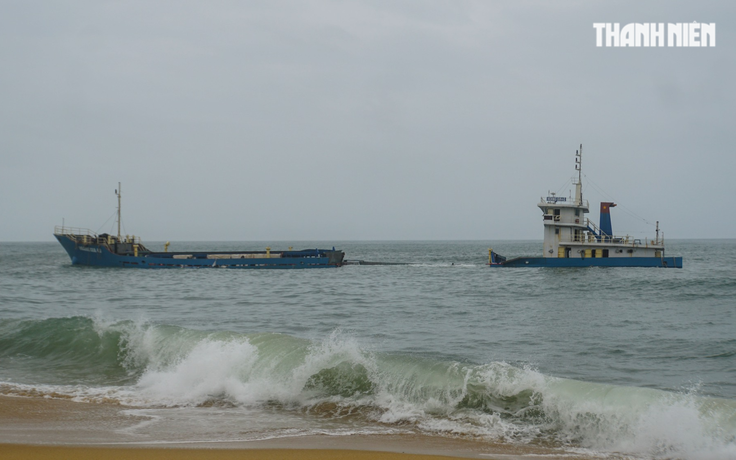 Quảng Ngãi: Chưa thể tiếp cận tàu Hoàng Gia 46 để hút dầu vào bờ