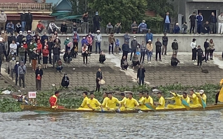 Người dân nô nức tham gia lễ hội bơi chải tại Thái Bình