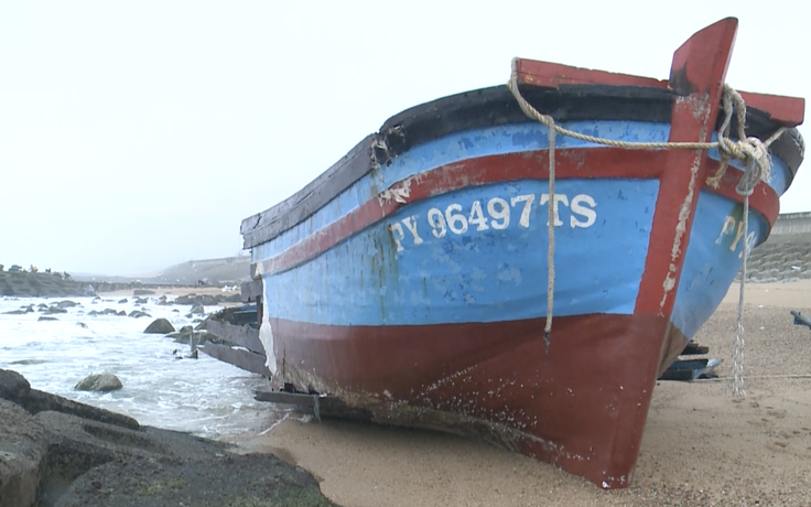 Phú Yên: Một tàu câu cá ngừ đại dương trên đường vào bến bị sóng đánh chìm