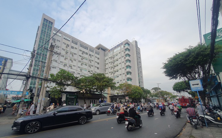 Kiên Giang: Giải cứu một người nghi ngáo đá, đứng trên nóc tòa nhà bệnh viện