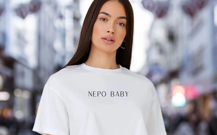 Bị mỉa mai, áo T-shirt “Nepo Baby” vẫn trở lại và thu hút giới trẻ