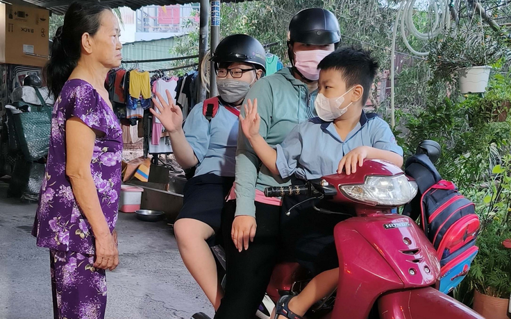 Cùng con đi tiếp cuộc đời: Bà ngoại rửa chén thuê phụ nuôi cháu Cùng con đi tiếp cuộc đời: Bà ngoại rửa chén thuê phụ nuôi cháu