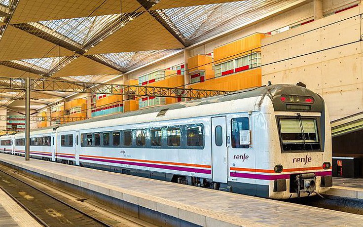Tây Ban Nha chi 258 triệu euro mua xe lửa nhưng không lọt đường hầm