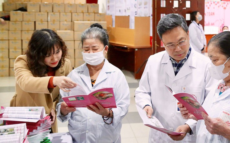 Thầy thuốc hết lòng vì người bệnh: Liều thuốc tinh thần tặng người bệnh ung thư Thầy thuốc hết lòng vì người bệnh: Liều thuốc tinh thần tặng người bệnh ung thư