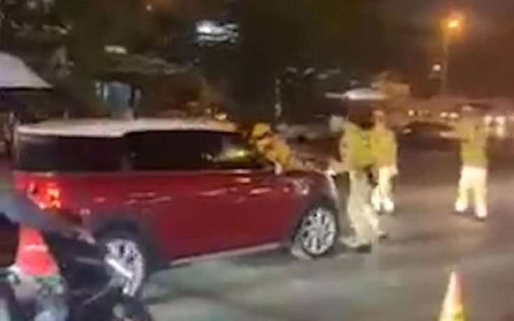 Hà Nội: Tài xế Mini Cooper vi phạm nồng độ cồn, lao thẳng vào CSGT