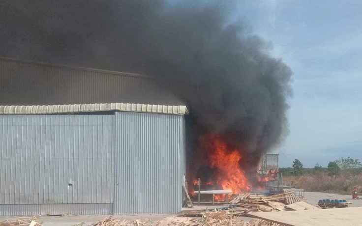 Bình Phước: Cháy lớn tại công ty sản xuất đồ nội thất trong KCN Minh Hưng 3