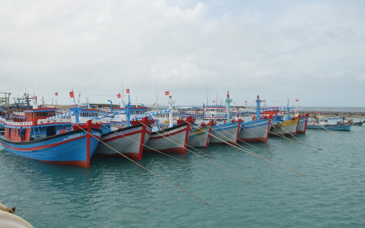 Vùng 4 Hải quân hỗ trợ 131 tàu cá Phú Quý ở Trường Sa cạn lương thực