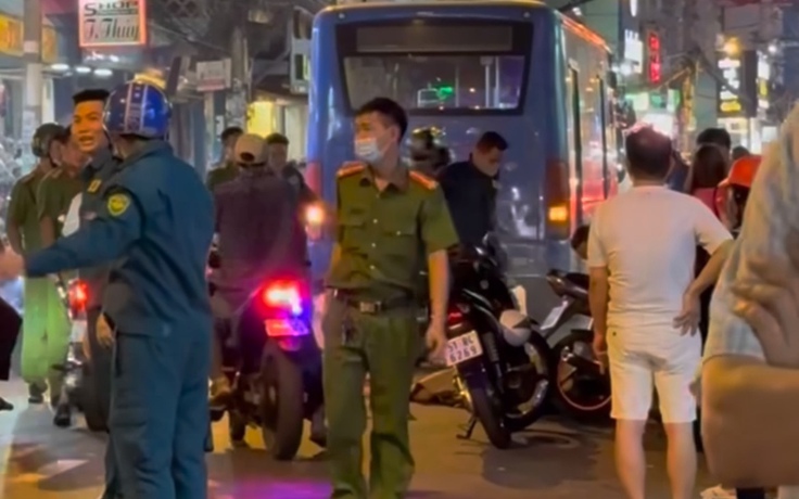 TP.HCM: Va chạm với xe buýt khiến người đàn ông
đi xe máy tử vong TP.HCM: Va chạm với xe buýt khiến người đàn ông
đi xe máy tử vong