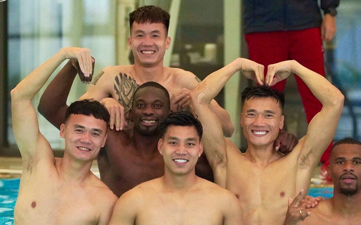 Dàn 'nam thần' đội Công an Hà Nội thư giãn sau màn chào sân ấn tượng Dàn 'nam thần' đội Công an Hà Nội thư giãn sau màn chào sân ấn tượng