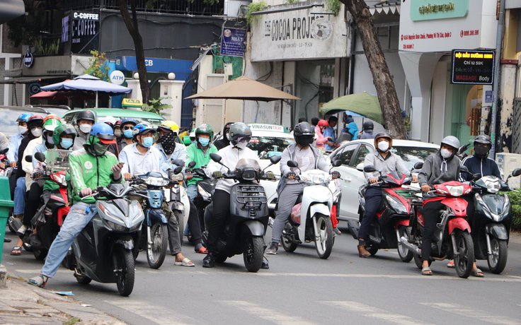 Nhiệt độ khu vực phía nam tăng cao: Mệt mỏi mỗi khi ra đường...