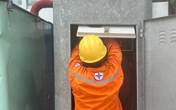 Tàu chở 200.000 lít dầu ra Côn Đảo để chạy máy phát điện Tàu chở 200.000 lít dầu ra Côn Đảo để chạy máy phát điện