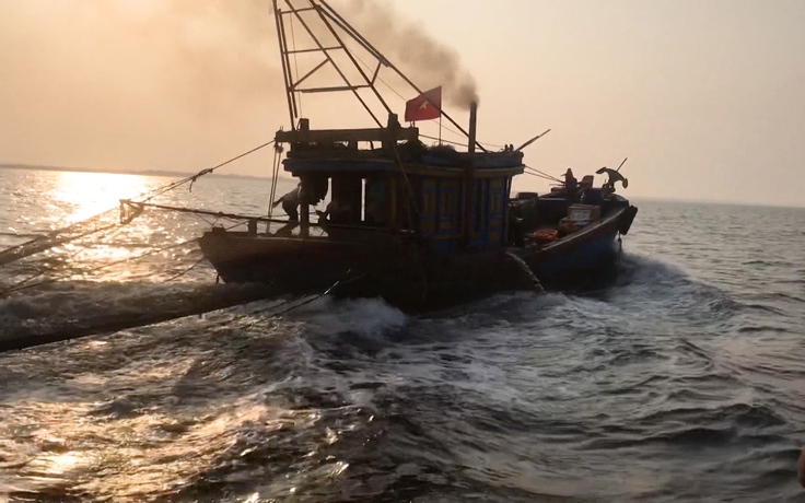 Thót tim cảnh biên phòng đuổi bắt tàu giã cào trên biển Hà Tĩnh