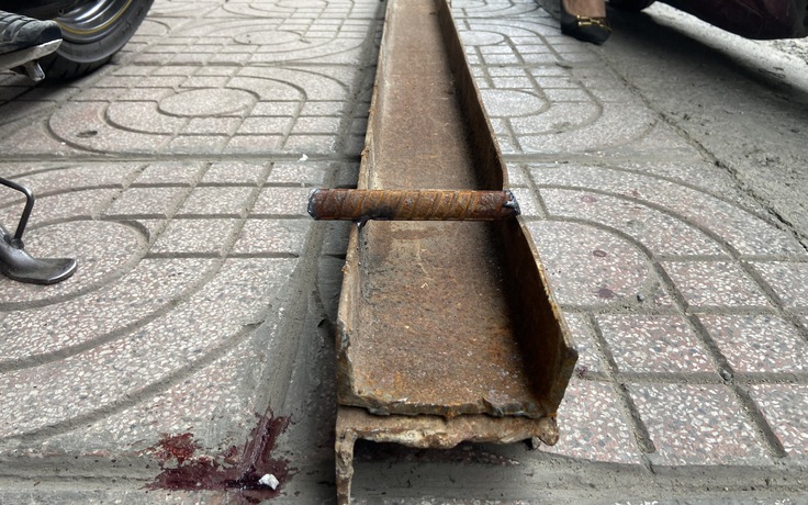 Nha Trang: Rơi thanh thép thi công tại nút giao Ngọc Hội, 2 người bị thương
