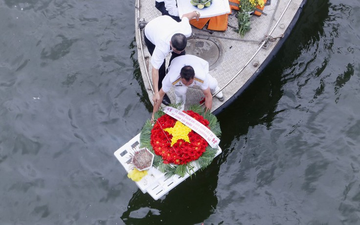 Dâng hương, thả vòng hoa tưởng niệm 64 liệt sĩ Gạc Ma