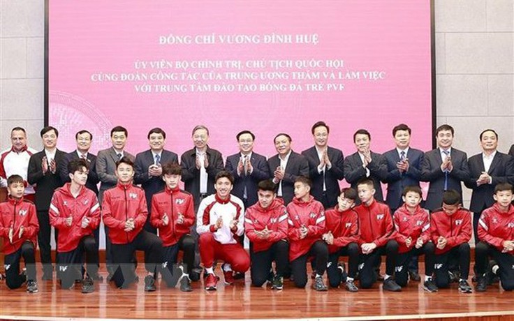 Chủ tịch Quốc hội Vương Đình Huệ thăm Trung tâm đào tạo bóng đá trẻ PVF