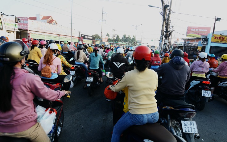 Kẹt xe triền miên trên QL1 đoạn qua KCN Tân Hương, Tiền Giang