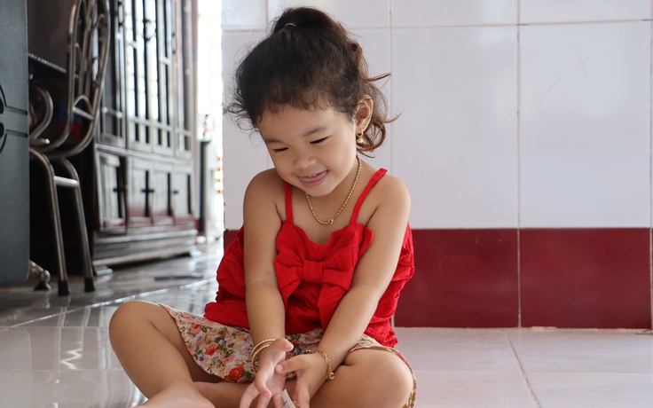 Cà Mau: Bé gái 3 tuổi mới biết nói nhưng ít ngày sau đã biết đọc