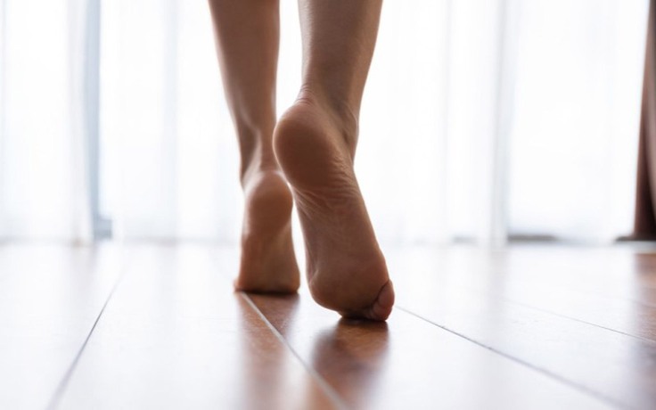 Nên đi chân trần hay mang dép khi ở nhà?