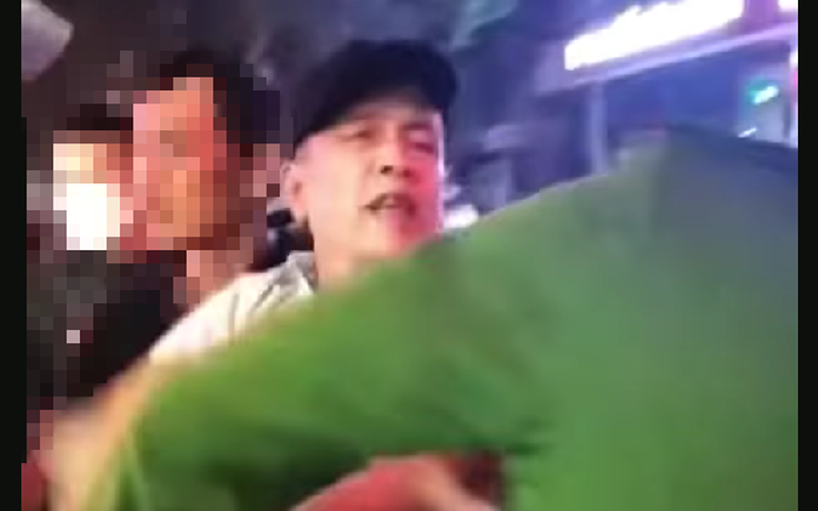 Thanh Hóa: Không đội mũ bảo hiểm còn chửi bới, tát vào mặt công an Thanh Hóa: Không đội mũ bảo hiểm còn chửi bới, tát vào mặt công an