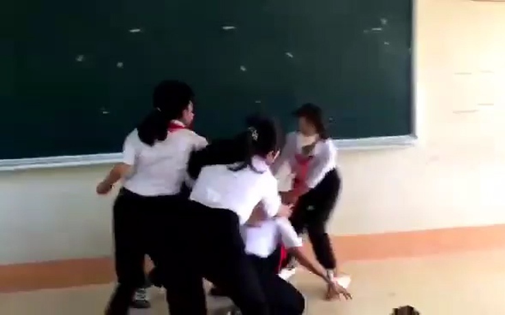 Nhóm học sinh lớp 6 đánh hội đồng bạn ngay tại lớp bằng mũ bảo hiểm Nhóm học sinh lớp 6 đánh hội đồng bạn ngay tại lớp bằng mũ bảo hiểm
