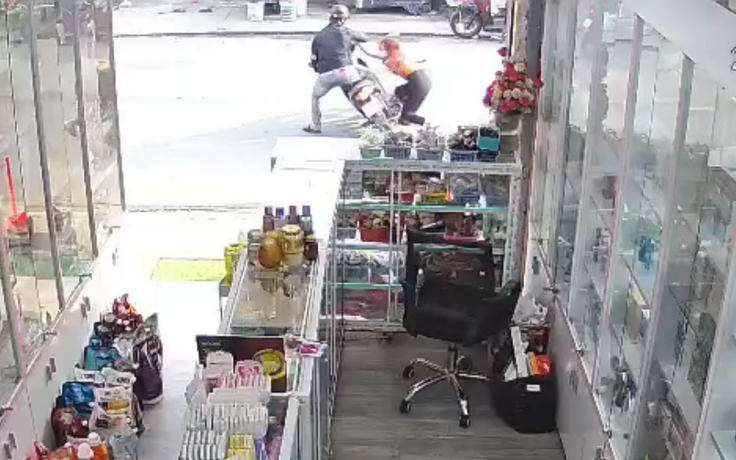 Xôn xao clip người phụ nữ giằng co với kẻ cướp ở TP.HCM