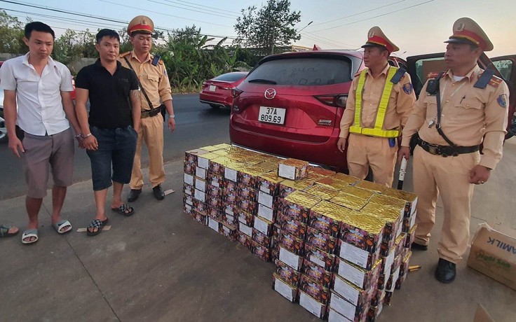 Phát hiện hơn 3 tạ pháo giấu trong thùng sữa chở ngang qua Đắk Lắk Phát hiện hơn 3 tạ pháo giấu trong thùng sữa chở ngang qua Đắk Lắk
