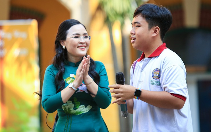 'Em muốn làm ca sĩ mà ba mẹ bắt học công nghệ thông tin' 'Em muốn làm ca sĩ mà ba mẹ bắt học công nghệ thông tin'