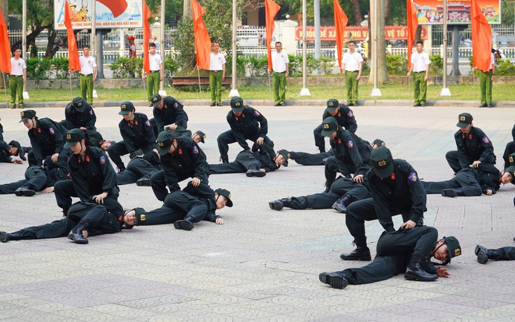 Cán bộ, chiến sĩ Công an tỉnh Thừa Thiên - Huế trình diễn võ thuật