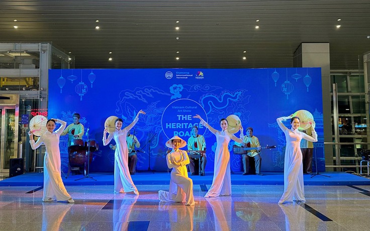 Biểu diễn nghệ thuật cổ truyền đón khách quốc tế ở sân bay Đà Nẵng