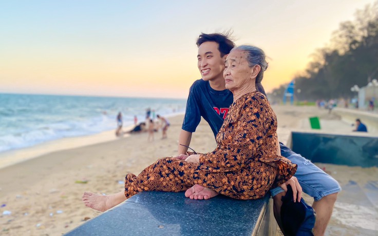 Bà ngoại 90 tuổi 'mê phượt' bằng xe máy cùng cháu trai Bà ngoại 90 tuổi 'mê phượt' bằng xe máy cùng cháu trai
