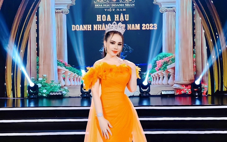 Á hậu Hồng Thắm đẹp rạng rỡ khi diện váy dạ hội màu cam nổi bật