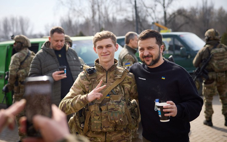 Tổng thống Zelensky thăm binh sĩ Ukraine gần tiền tuyến Bakhmut Tổng thống Zelensky thăm binh sĩ Ukraine gần tiền tuyến Bakhmut