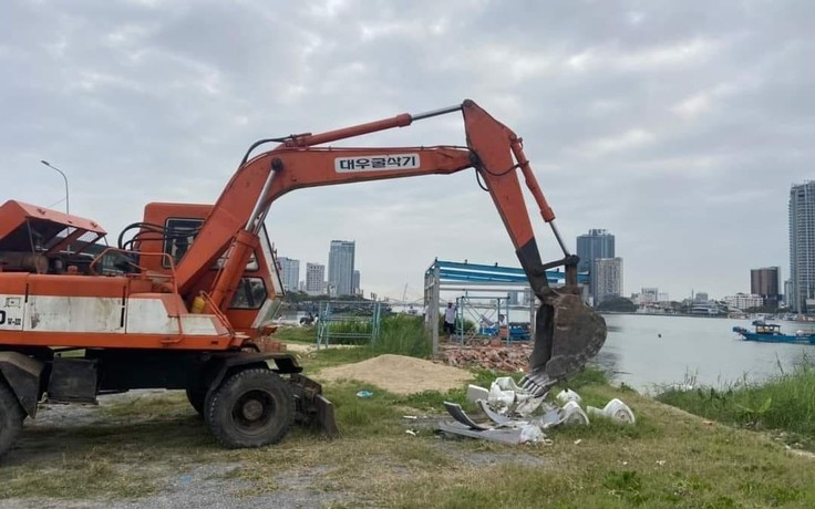Đà Nẵng: Yêu cầu tháo dỡ khu huấn luyện đua thuyền không phép ven sông Hàn