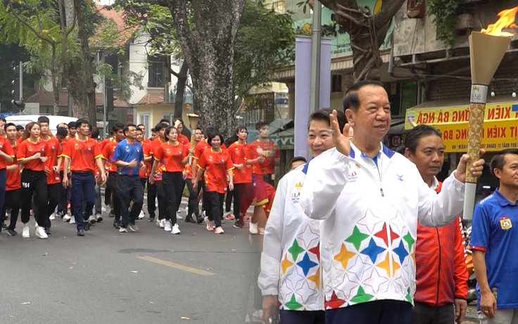 Ngọn đuốc SEA Games 32 mạ vàng được rước trên đường phố Hà Nội Ngọn đuốc SEA Games 32 mạ vàng được rước trên đường phố Hà Nội