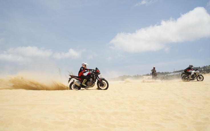 1.000 vận động viên lần đầu biểu diễn mô tô trên đồi cát Bình Định