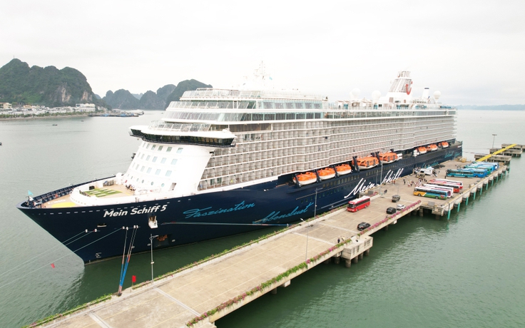 Tàu biển quốc tế đưa hơn 2.000 khách đến Hạ Long