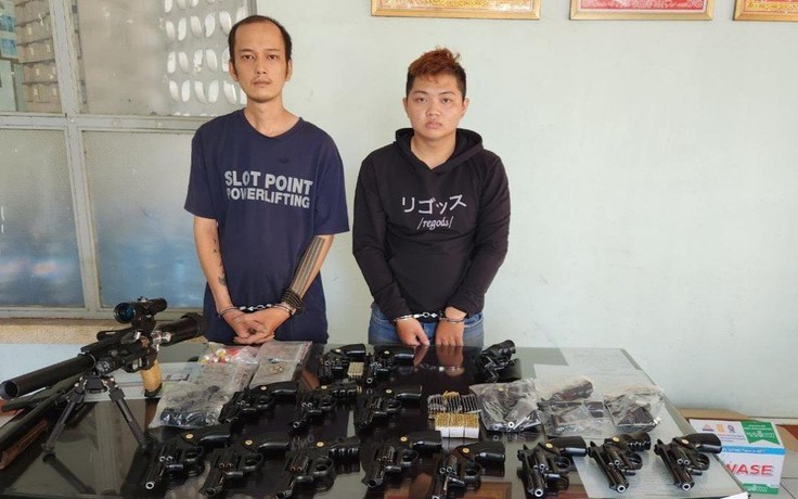 Bắt 2 nghi phạm chế tạo, tàng trữ 19 khẩu súng và 350 viên đạn Bắt 2 nghi phạm chế tạo, tàng trữ 19 khẩu súng và 350 viên đạn