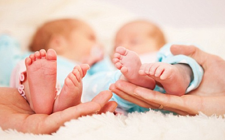 Cắt bỏ 2 buồng trứng, người mẹ vẫn sinh đôi khỏe mạnh Cắt bỏ 2 buồng trứng, người mẹ vẫn sinh đôi khỏe mạnh