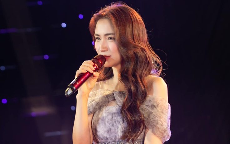 Hòa Minzy xin khán giả ngừng đăng video cô gặp sự cố trang phục