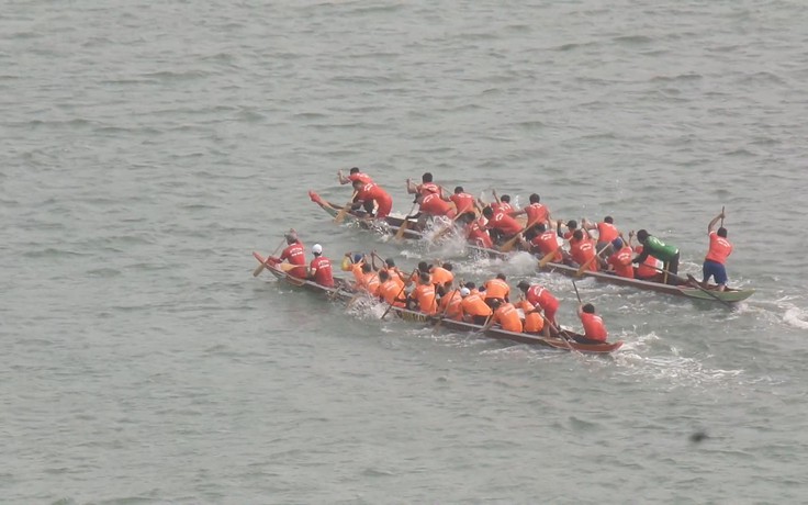 Hàng ngàn người chen chân xem đua thuyền truyền thống trên sông Hàn